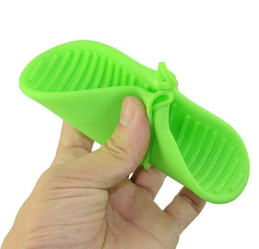 Set of 2 Silicone Pot Gripper Clips – Heat Resistant Anti-Slip Oven Mitt Holders